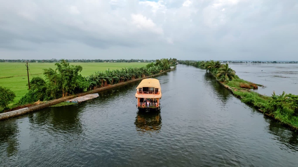 Deluxe Houseboat